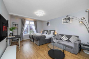 Charming 3-Bed Townhouse in Vibrant Ealing Ealing